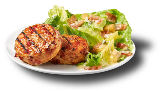 Médaillons de poulet au bacon et salade césar